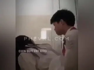 Clip sex cặp đôi hs khăn quảng đỏ doggy trong nhà vệ sinh của trường